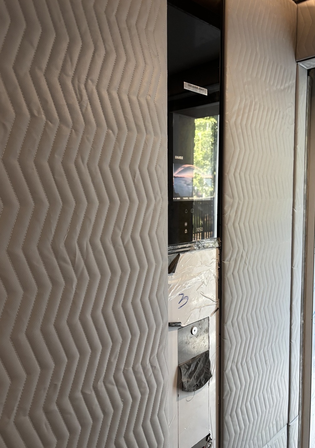 Защита лифта панелями